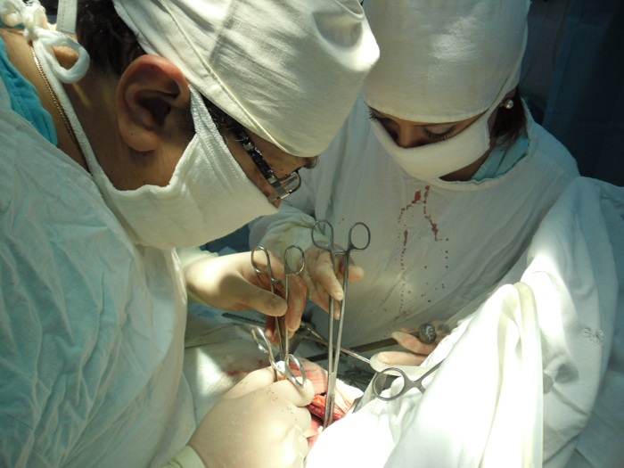 Выполнение хирургической операции