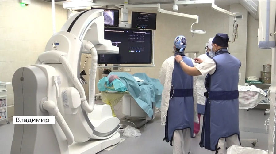 Хирурги ОКБ проводят операцию на ангиографе